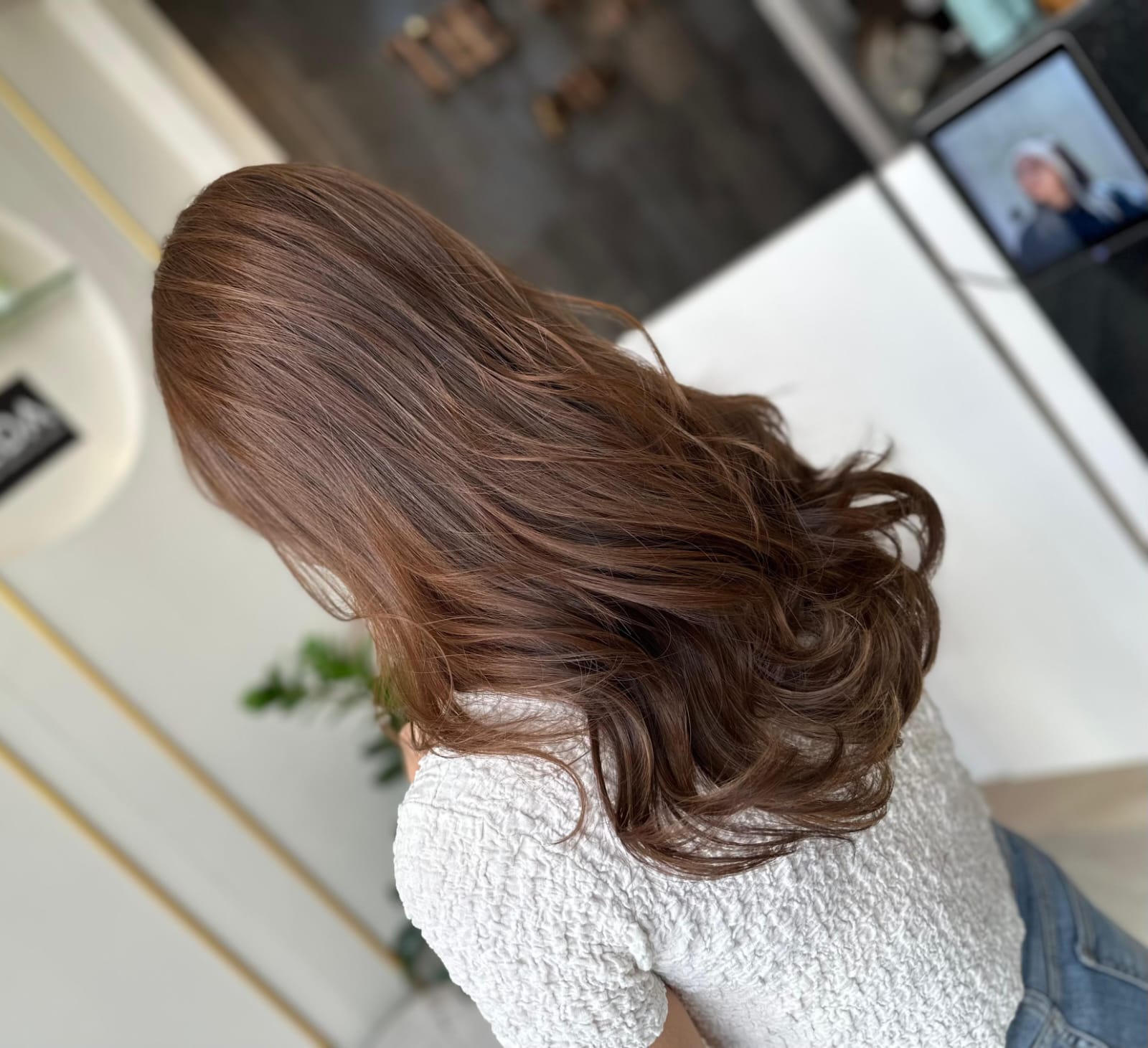 Honey-brown long curls swept to the side